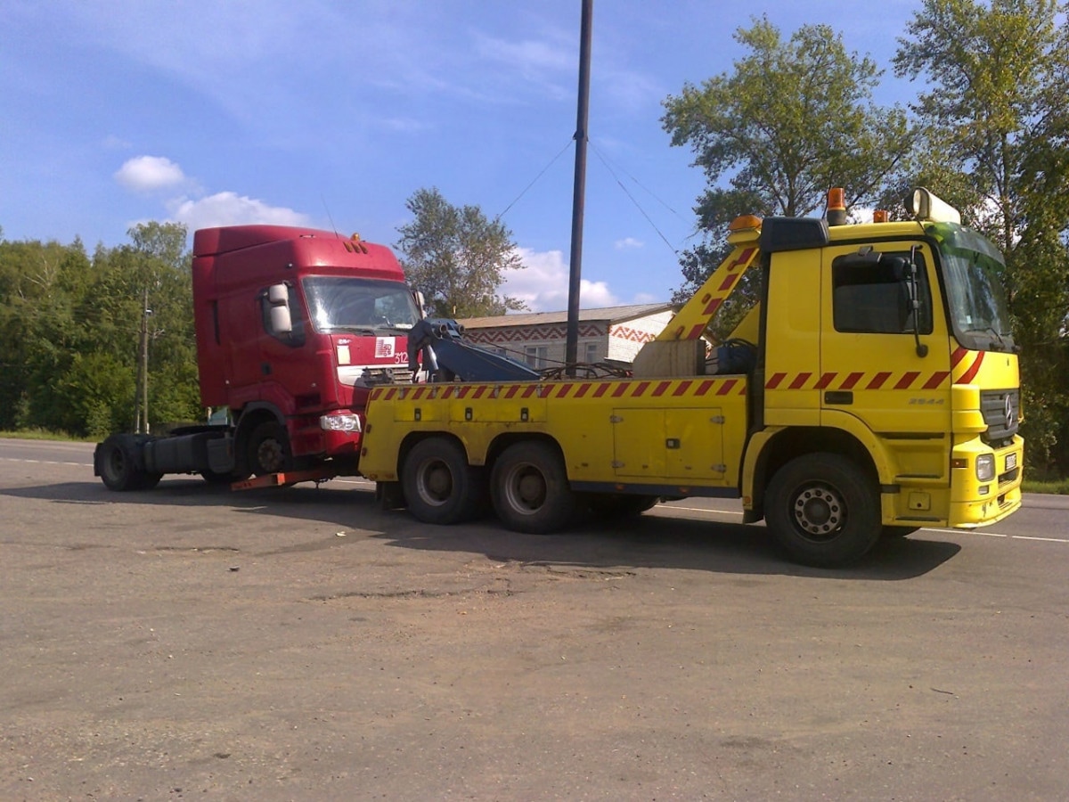 Грузовой эвакуатор Mercedes-Benz Atego в аренду Сургуте круглосуточно -  низкая цена